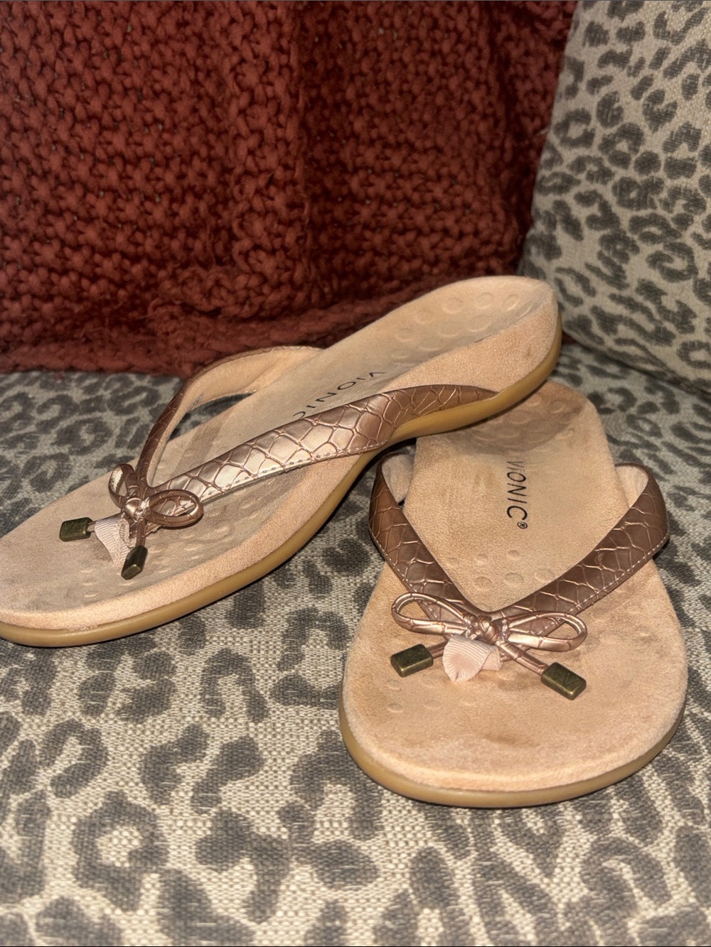 Vionic sandals metallic bronze snakeskin neutral thong sandal bow detail 8.5
